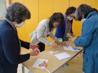 紙コップに毛糸を巻いてグルーガンで取っ手をつけます