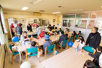 食堂で「ごぼう飯のおにぎり」と「季節のみそ汁」を提供