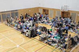 大賑わいのフリーマーケット！目当てのものは見つかった？