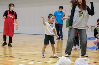 ママといっしょに体操！楽しいな♬