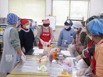 ポリ袋でのパン作りにみなさん興味津々。