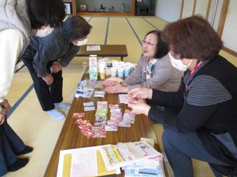 たくさんの見本の前で話を楽しんでいます