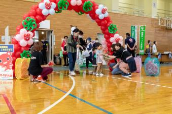 会場に入ると風船のアーチでお出迎え