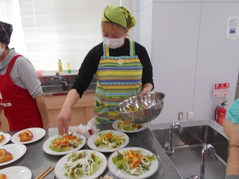 お皿に盛り付け中！