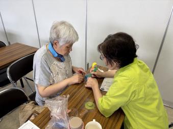 委員が教えながら作成してます