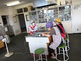 つどいのしおりの説明を聞く参加者