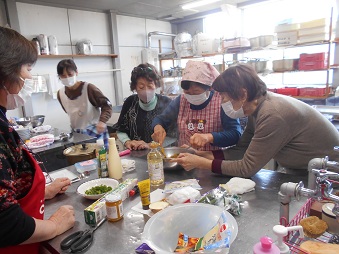 みんなで調理開始！