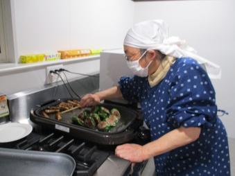 肉詰めは開発品生ハンバーグを利用して時短調理♪
