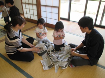 新聞を丸めてボールつくるよ！