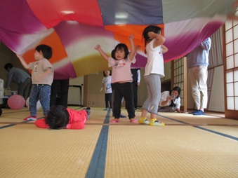風が・・・ヘアー乱れるわ♪きゃっきゃ♪
