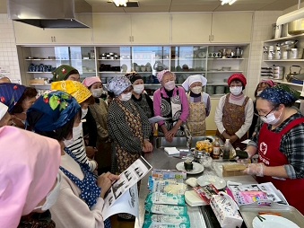 参加者が巻きずしのポイントを真剣に聞きました。