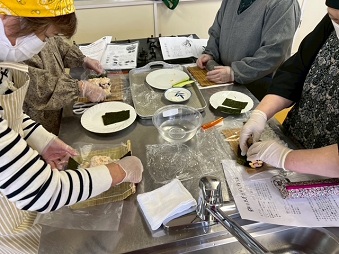 巻きずし作りに挑戦！