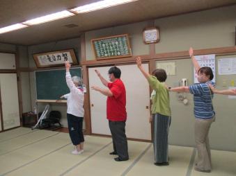 音楽にあわせて体を動かします