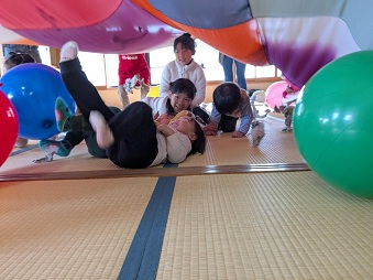 風を受けてキャッキャ！