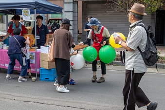 モンスターバルーンを持ち、仲間づくりアンケートにご協力！