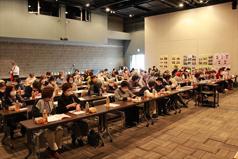 会場には30年間の主な写真、ポスター、資料の展示