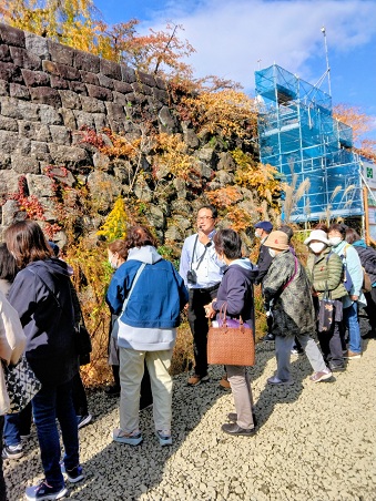 石垣の説明を聞く参加者♪①