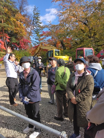 石垣の説明を聞く参加者♪②
