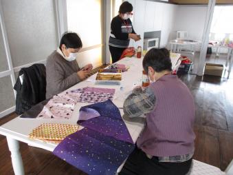 みなさん、器用に指を動かし作っています