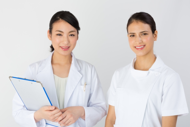 女性医師と看護師