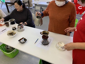 各自がコーヒーを淹れました。