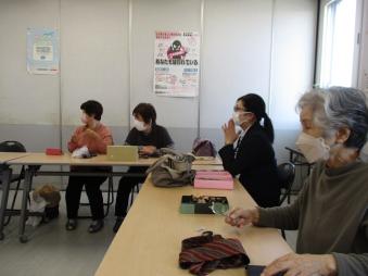 参加者に説明をしています