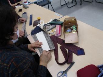 ネクタイを開いているところ