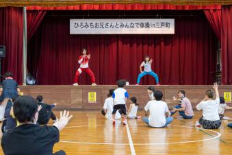 楽しいトークと音楽に乗って体操！