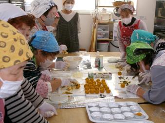 カボチャ茶巾作り！楽しみながら作っています♬