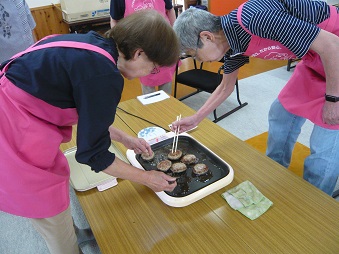 参加者でハンバーグを焼く！