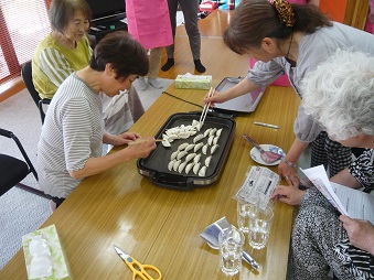 参加者でぎょうざを焼く！