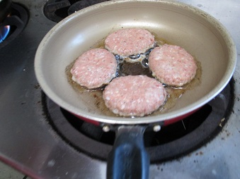 お家で簡単！生ハンバーグ焼いてます！