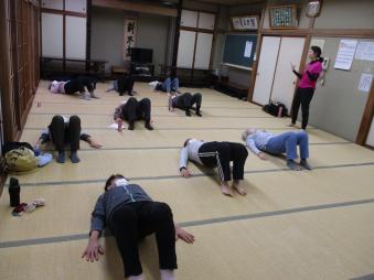 おしりの筋肉をキューっとあげます