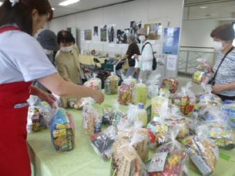 お楽しみ袋販売の様子