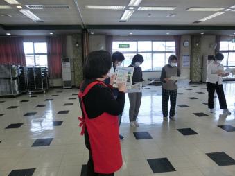 2月のつどいのしおりを説明しています