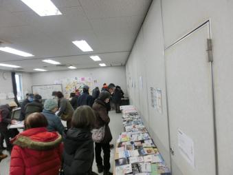 卓上カレンダーや手帳をみています