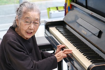 被爆ピアノを弾く福井さん♪