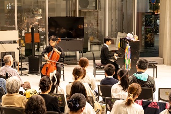 被爆ピアノを弾く参加者♪