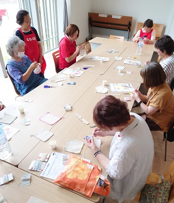 キャップオープナーを作っている様子