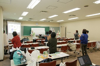 できるだしダンスを踊っている様子