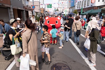 大人気のコーすけ♪子どもに囲まれます♪