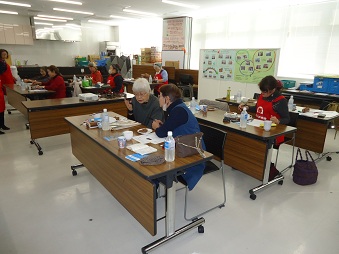 くじら餅を食べながら平和について意見交換♪