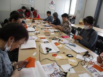 みんなでチョキチョキ、さぁ作りましょう