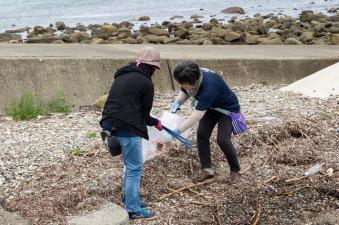 海岸でごみ拾い。風が強かった！！