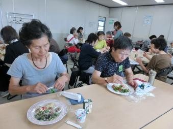 試食しているところ