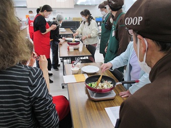4人1組で調理開始😊