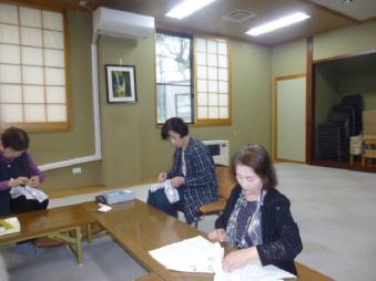 委員さんが講師でタオル帽子作成中