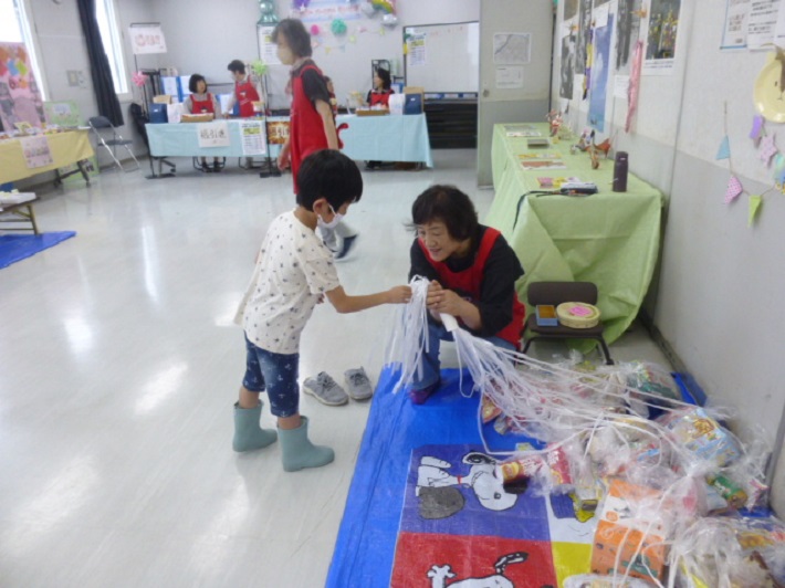 何があたるかわからない千本引き！欲しい景品をねらってひもを選ぶよ！