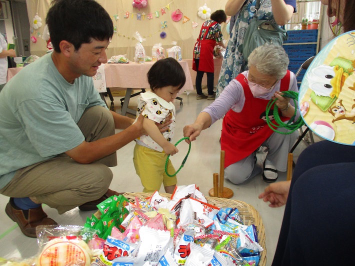 小さい子も輪投げに挑戦！入るとプレゼントがもらえるよ！