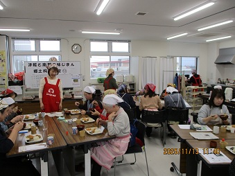 みんなで試食！子和え、ひっつみ汁美味しい～♪